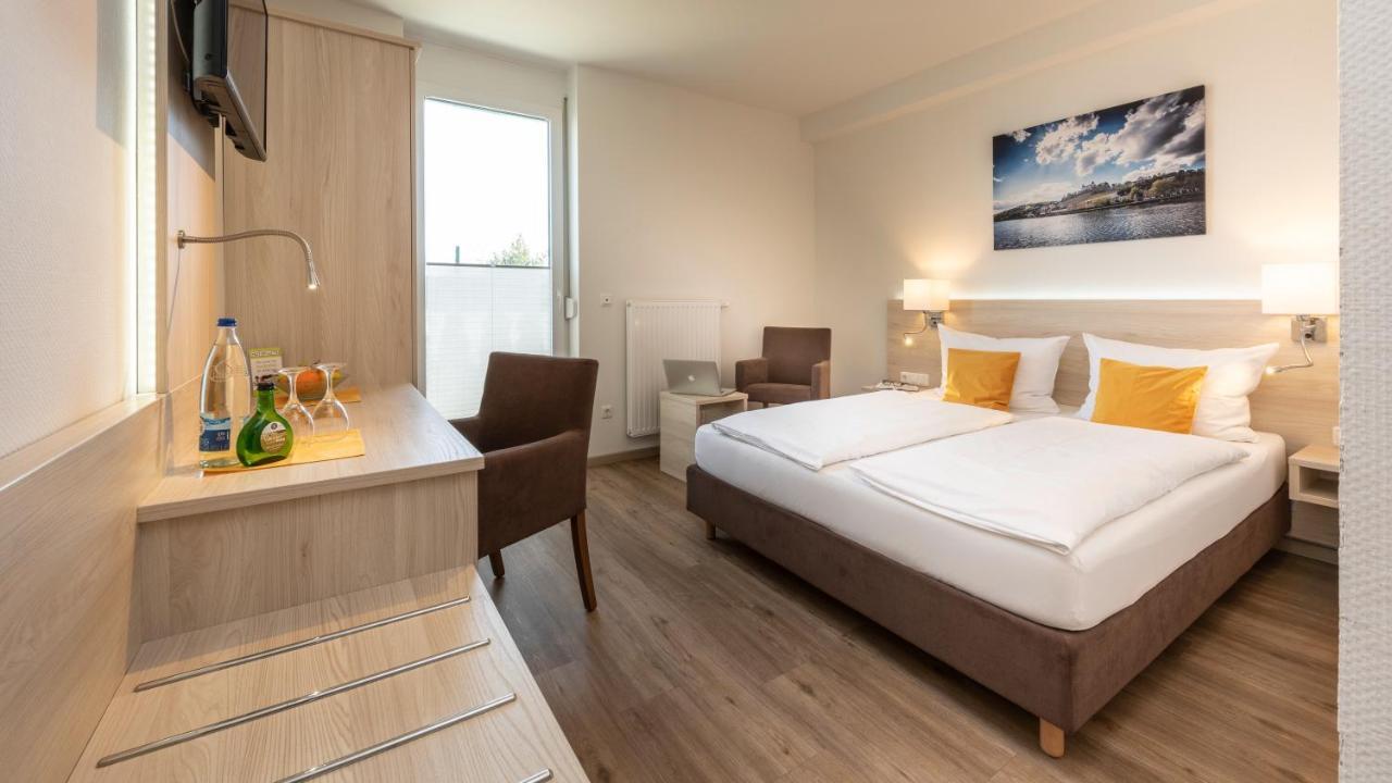 Hotel Am Wiesenweg L 24H Check-In Hausen  Экстерьер фото