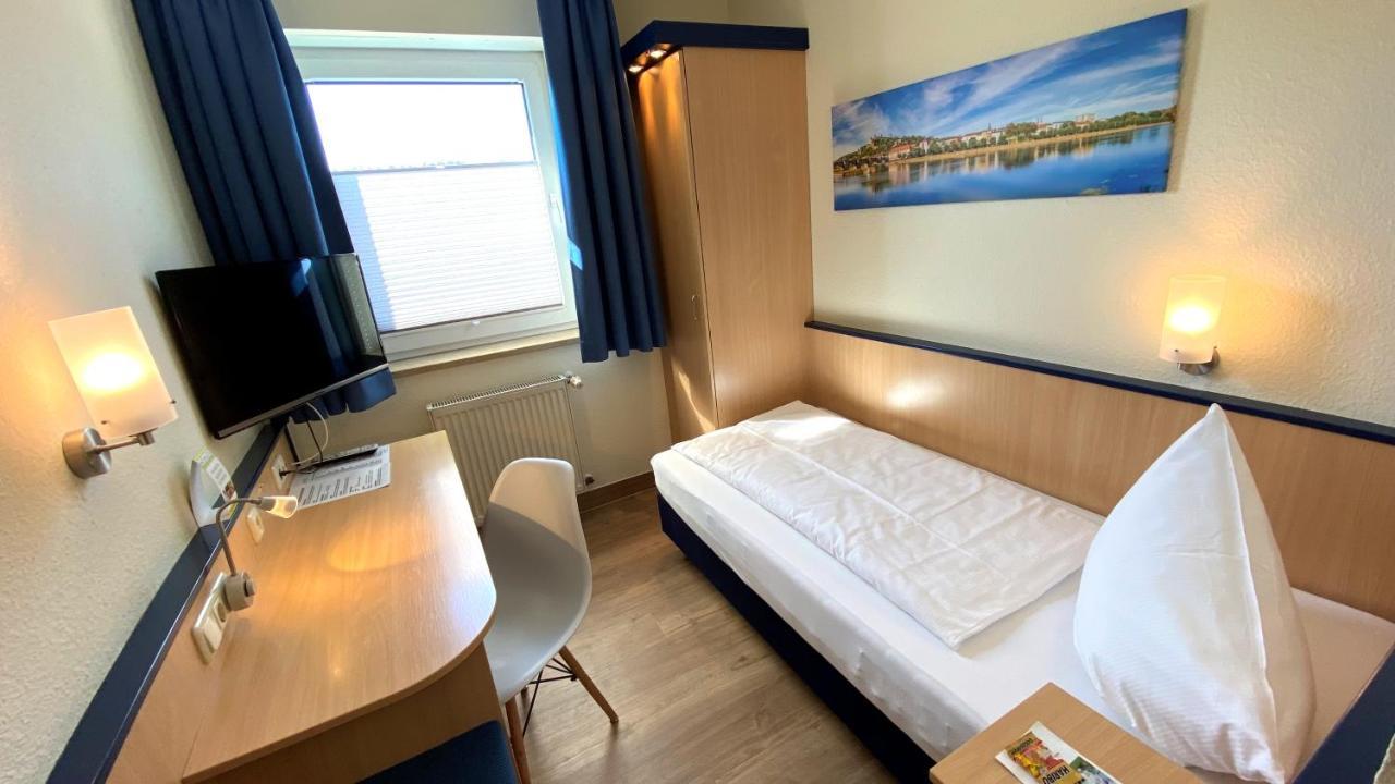 Hotel Am Wiesenweg L 24H Check-In Hausen  Экстерьер фото