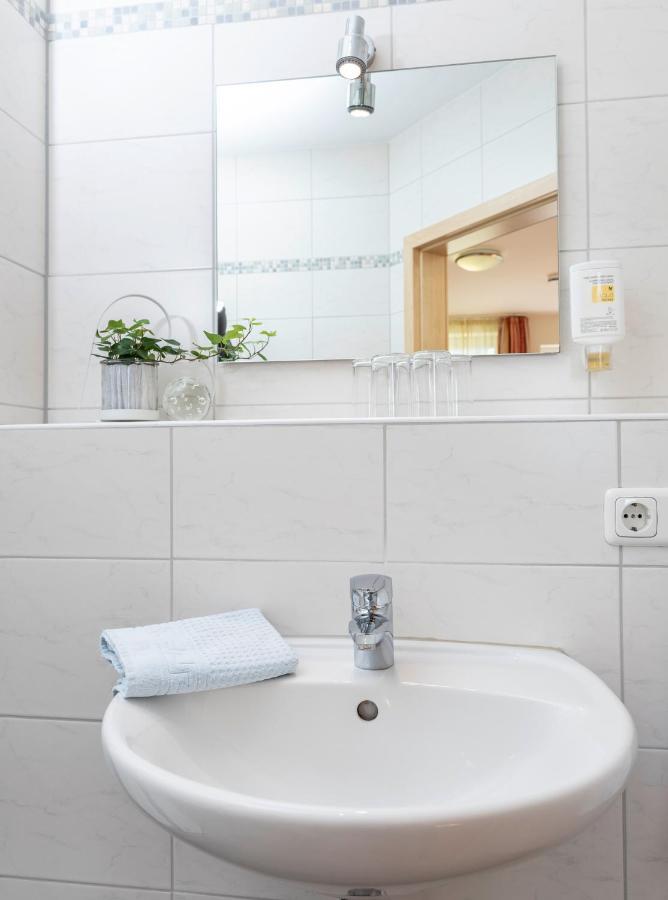 Hotel Am Wiesenweg L 24H Check-In Hausen  Экстерьер фото